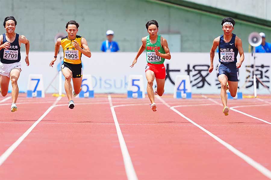 100メートル予選で杉山(左から3人目)は清水空跳(同2人目)と同組で駆けた【写真:荒川祐史】