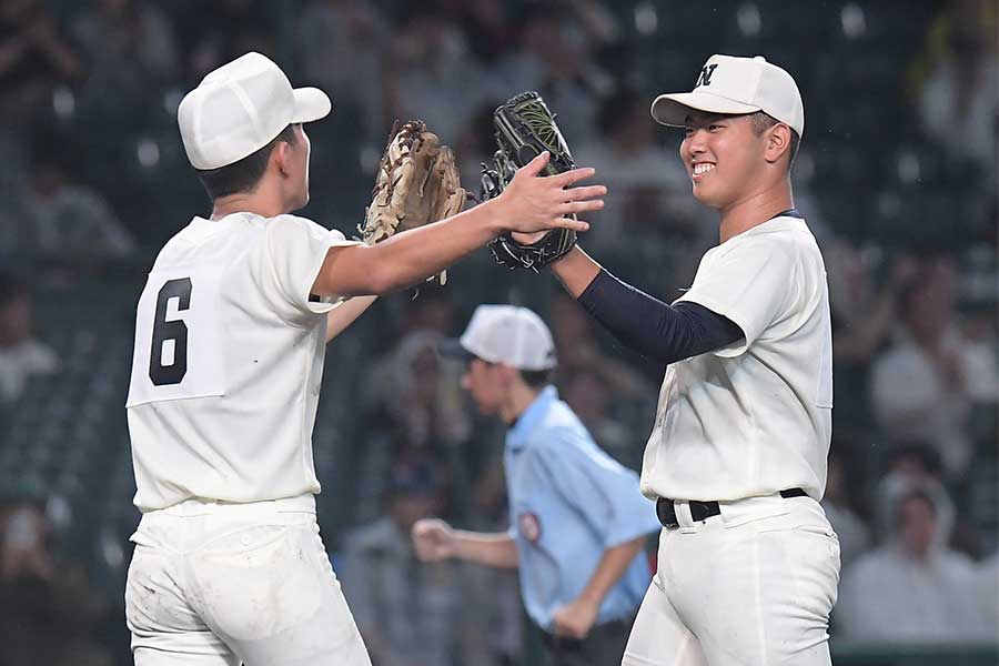 日大三のエース近藤優樹(右)【写真:産経新聞社】