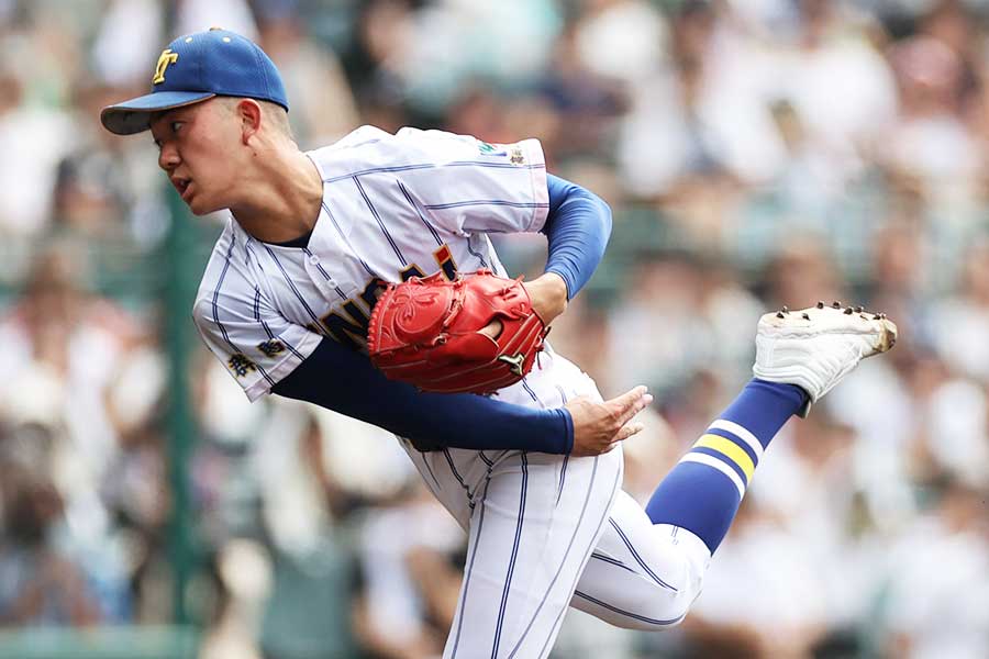 京都国際相手に登板した健大高崎の石垣元気【写真：産経新聞社】