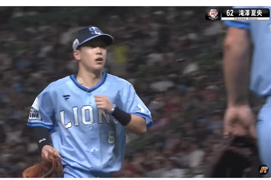 背走ダイビングキャッチでピンチを救った西武の滝澤夏央【画像：パーソル パ・リーグTV】