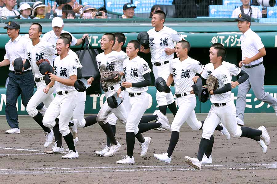 2回戦を突破し、アルプススタンドに向かう香川県代表・尽誠学園【写真：スポーツ報知/アフロ】