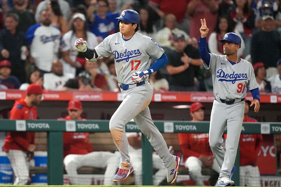 9回の第5打席で4試合連続となる43号を放ったドジャースの大谷翔平【写真：AP/アフロ】