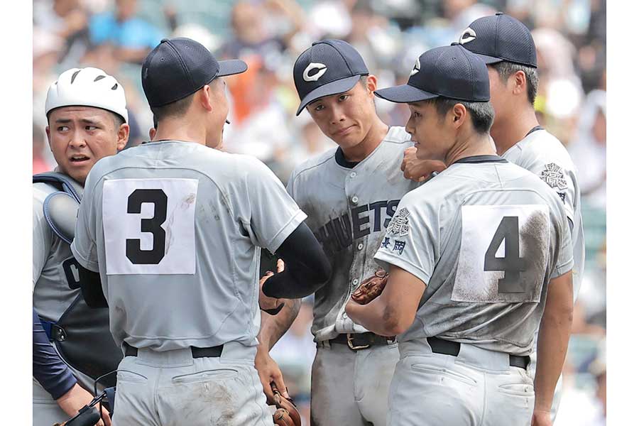 関東一と対戦した中越ナイン【写真：スポーツ報知/アフロ】