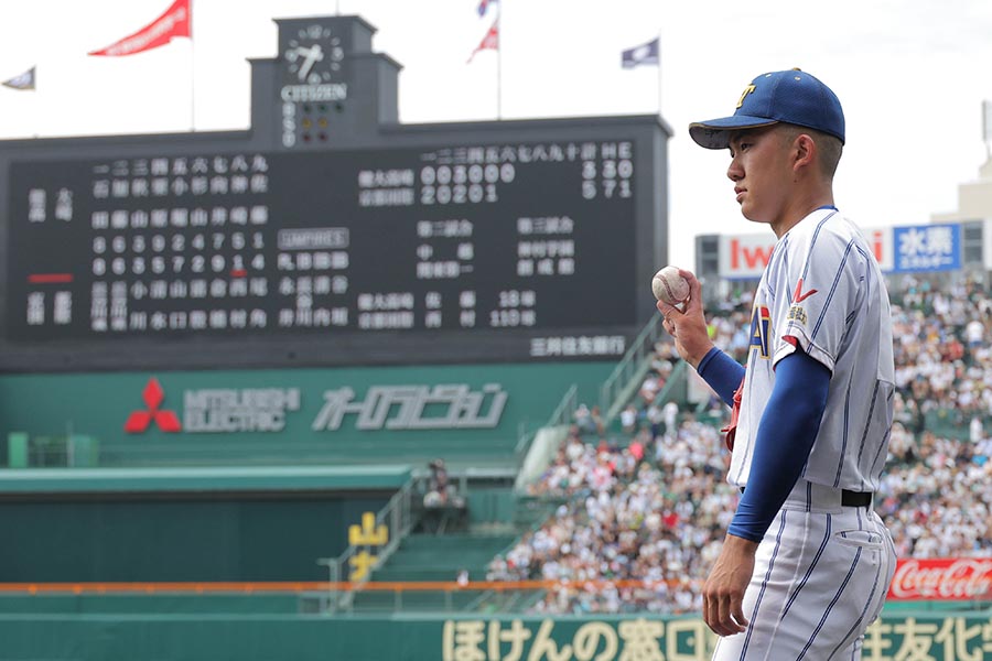 京都国際戦、ブルペンから試合を見守る健大高崎の石垣元気【写真：スポーツ報知/アフロ】