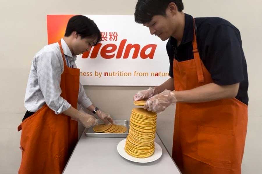 積みあがったパンケーキは本物です！　1枚1枚焼いて重ねていく実際の制作風景【写真：日清製粉ウェルナ提供】