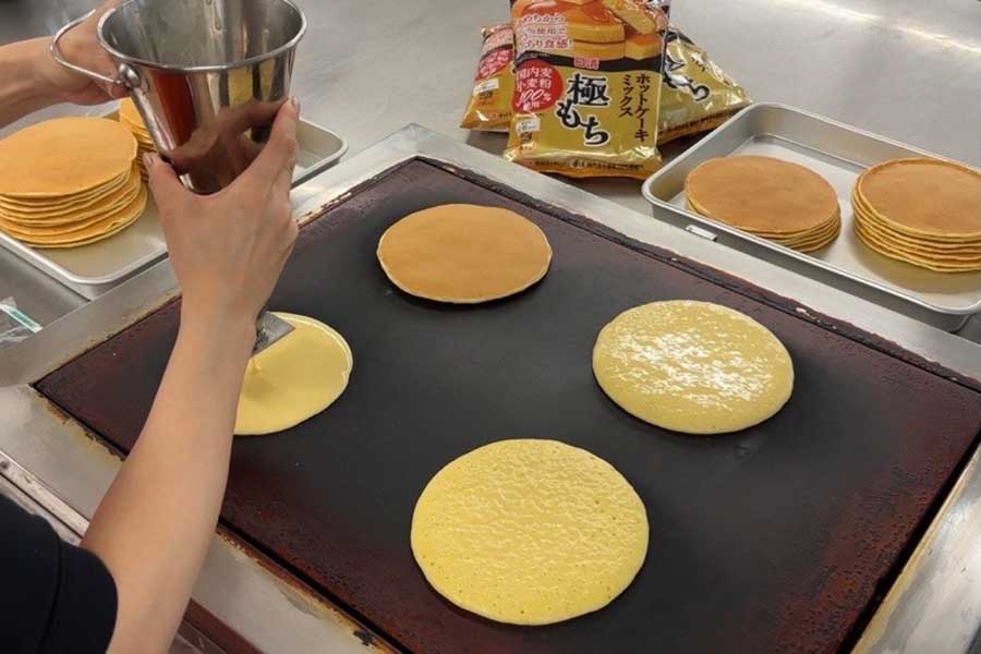 積みあがったパンケーキは本物です！　1枚1枚焼いて重ねていく実際の制作風景【写真：日清製粉ウェルナ提供】
