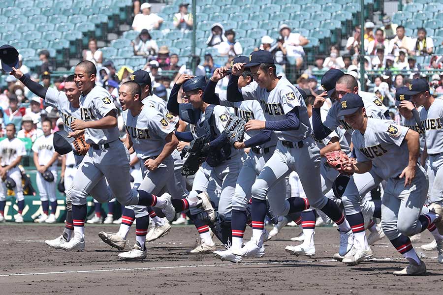 甲子園に出場している仙台育英ナイン【写真：産経新聞社】