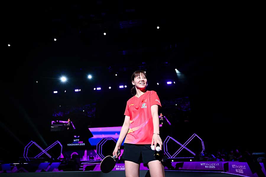 優勝してファンにサインボールを投げ入れる陳幸同【写真：中戸川知世】