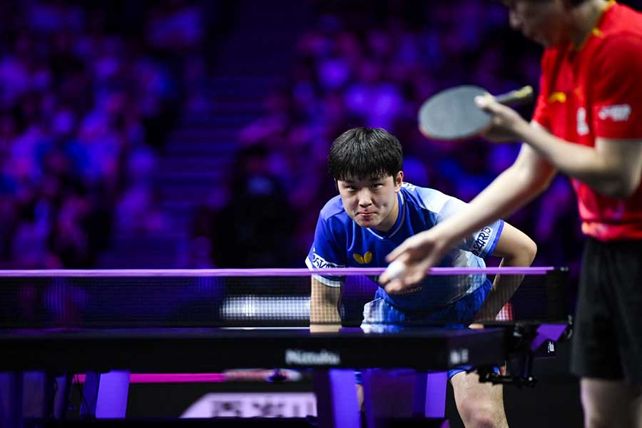 大会を通じて卓球台は1台のみ、全観客の視線が注がれる【写真：中戸川知世】