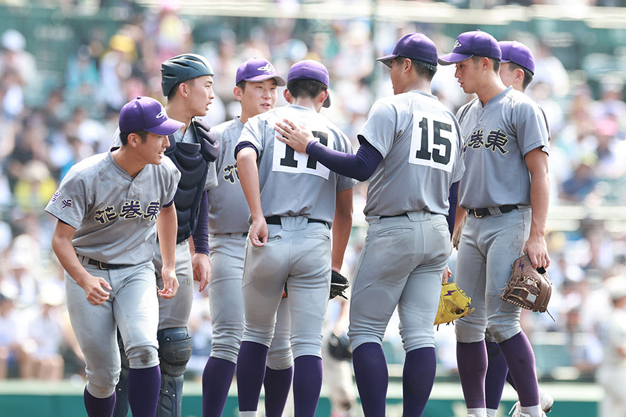 東洋大姫路と対戦した花巻東ナイン【写真：産経新聞社】