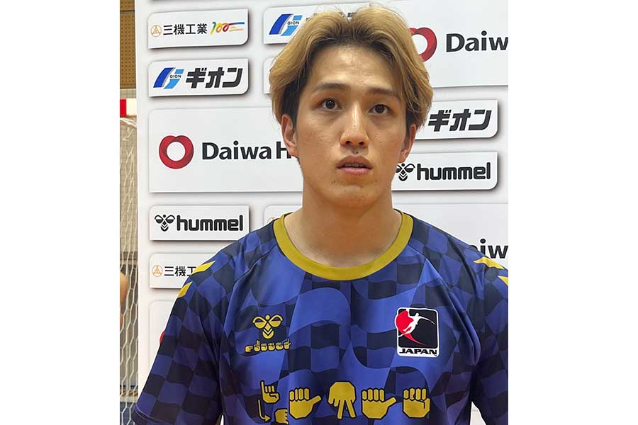 囲み取材に応じたハンドボール男子日本代表の藤坂尚輝【写真：編集部】