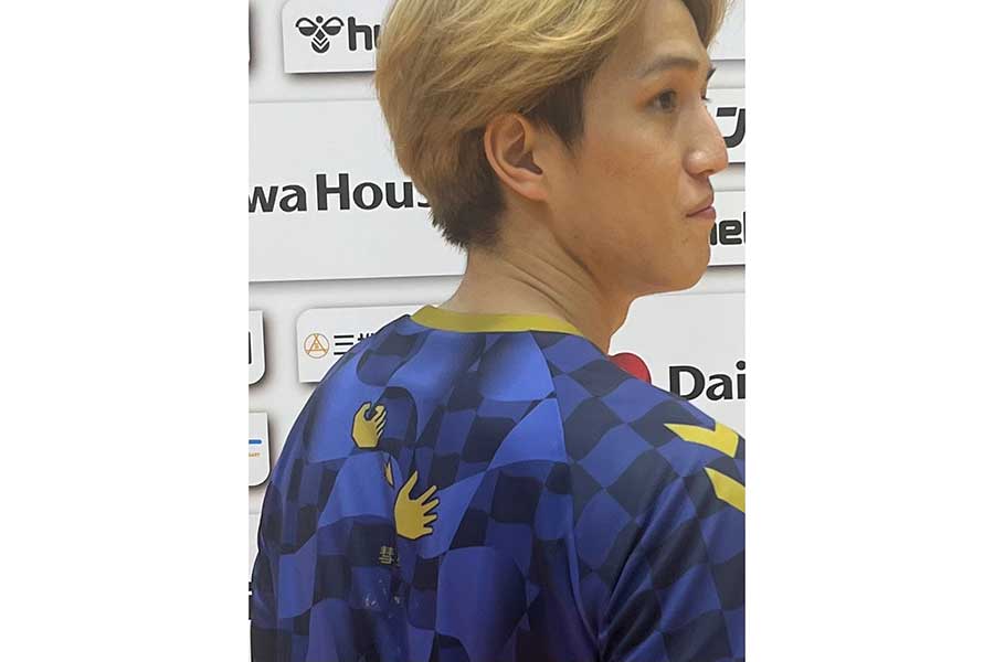 藤坂が着用する練習用シャツの背中には「流れ星」を表す手話がデザインされている【写真：編集部】