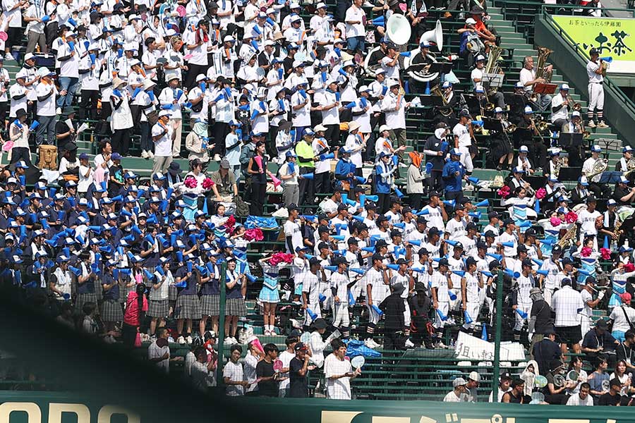 高川学園の応援スタンド【写真:産経新聞社】