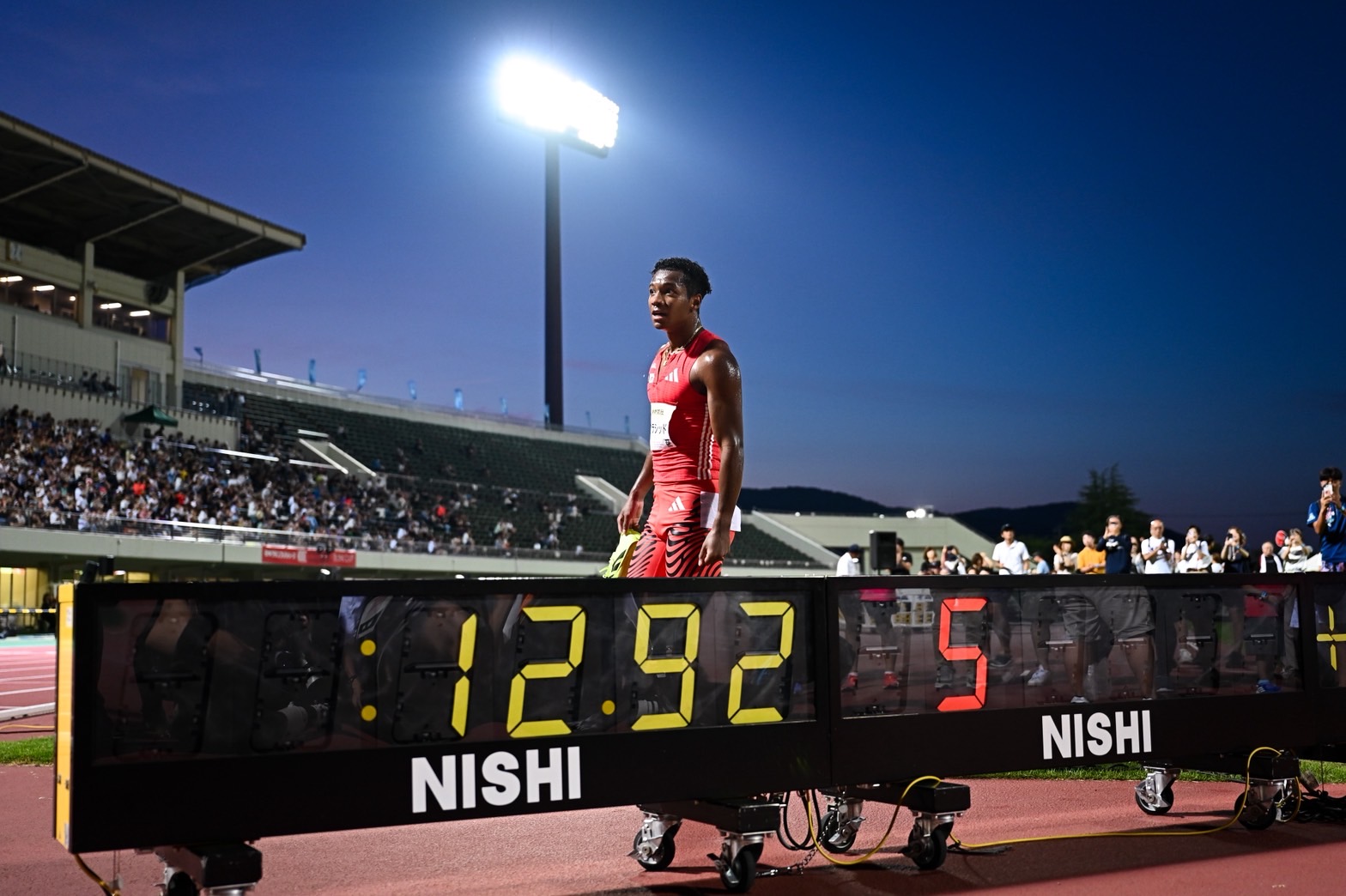 「12秒92」のタイム表示を前に佇む村竹ラシッド【写真：中戸川知世】