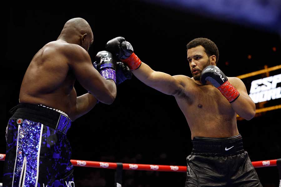 衝撃の初回TKO勝利をしたモーゼズ・イタウマ（右）【写真：ロイター】