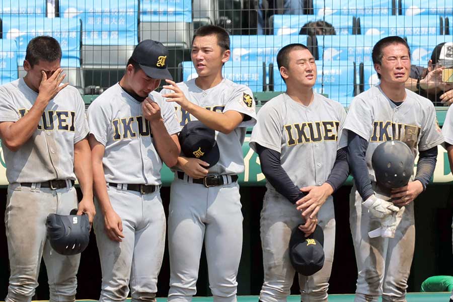 沖縄尚学に敗戦し涙する仙台育英の吉川(右端)【写真:スポ―ツ報知/アフロ】