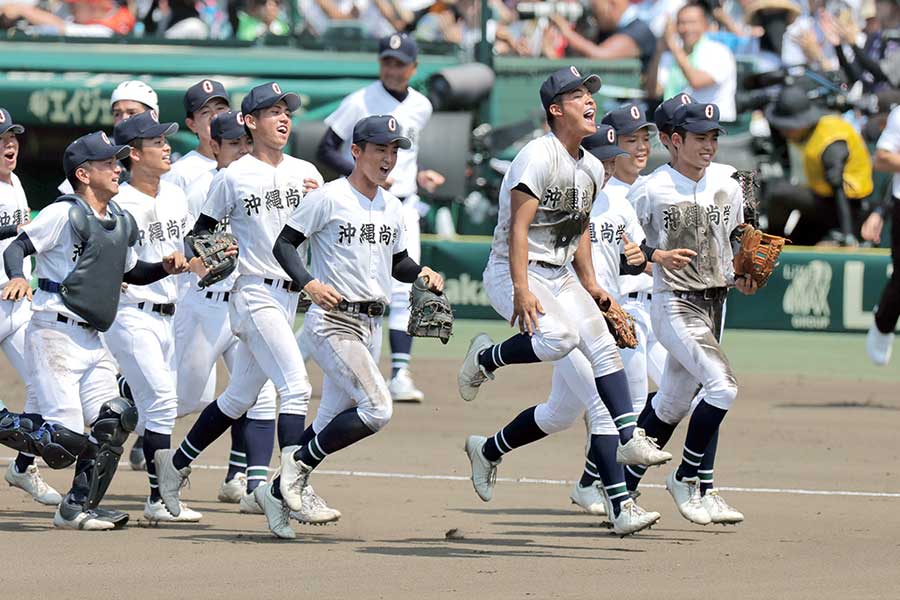 仙台育英に勝利した沖縄尚学ナイン【写真：スポーツ報知/アフロ】