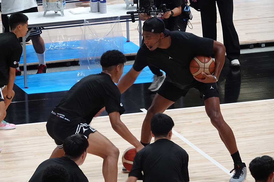 八村塁から直接指導を受ける白谷（左）【写真：鉾久真大】