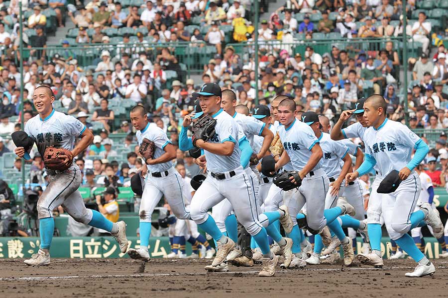 山梨学院の選手たち【写真：産経新聞社】