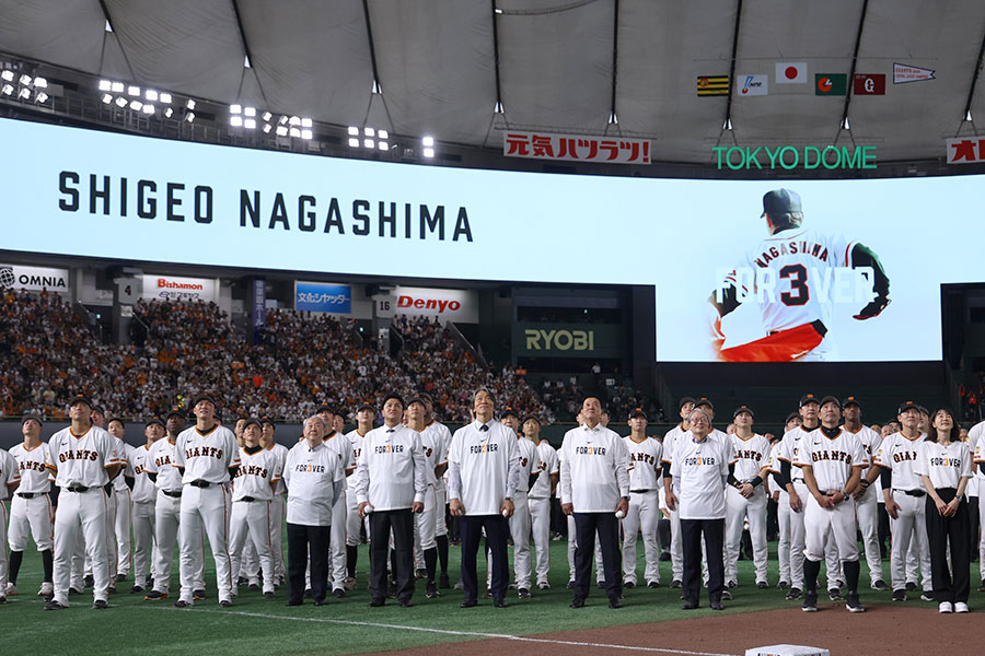 長嶋茂雄さんが守っていた三塁ベース前で記念撮影を行った巨人の選手、OB、スタッフら【写真：産経新聞社】