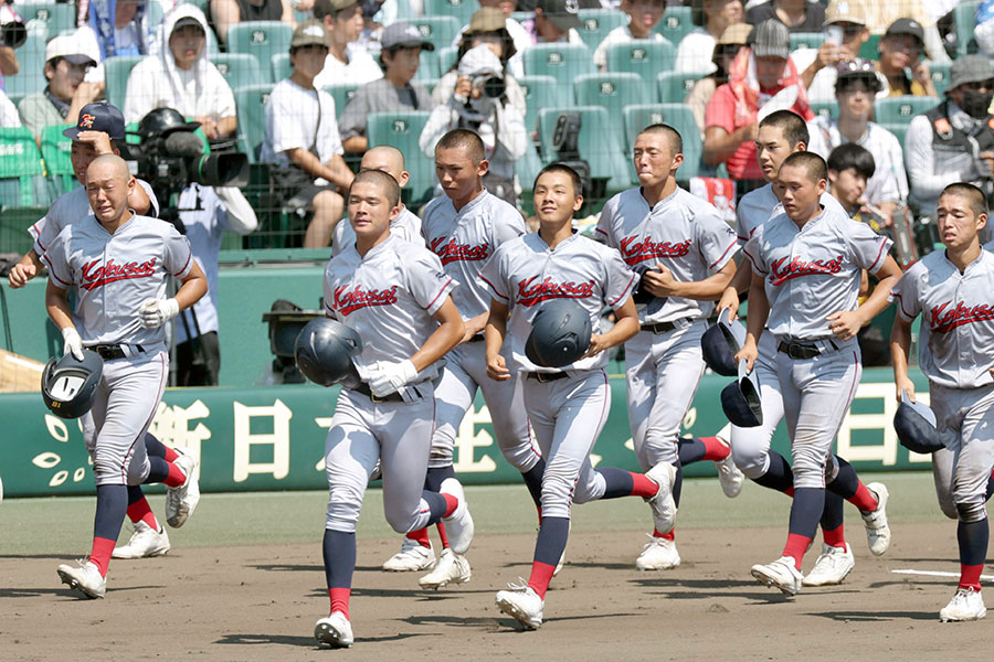 山梨学院に敗れ、肩を落としてあいさつに向かう京都国際ナイン【写真：スポーツ報知/アフロ】
