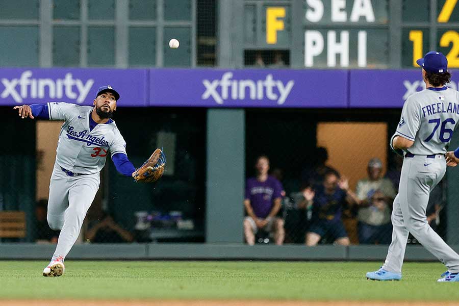 9回の守備でグラブに当てるもポテンヒットを許したドジャースのテオスカー・ヘルナンデス(左)【写真:ロイター】