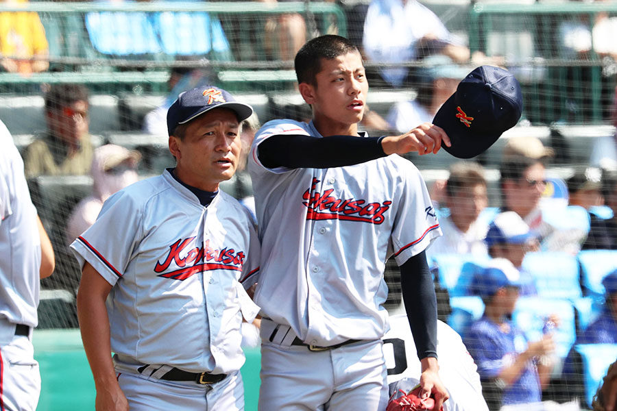 西村一毅（右）と話をする小牧憲継監督【写真：産経新聞社】