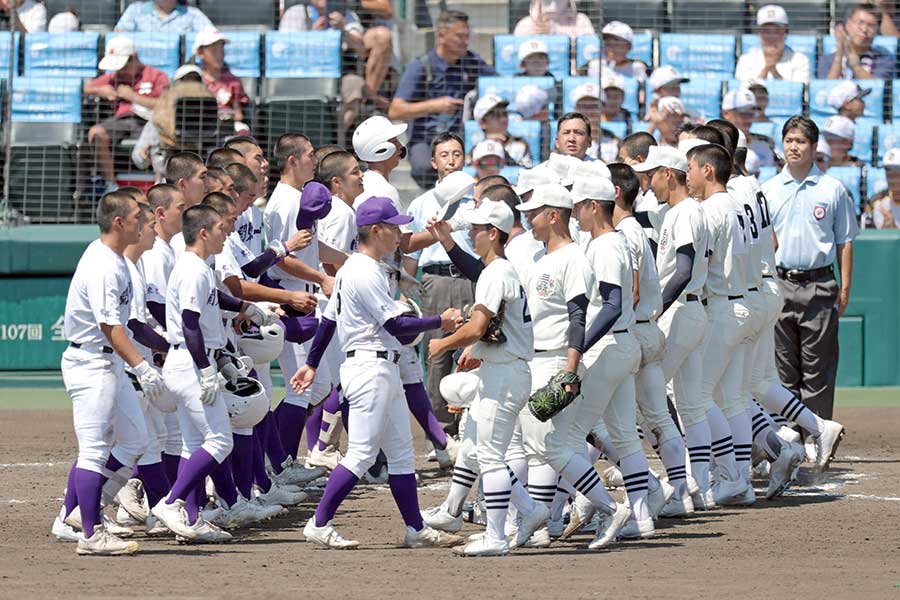 試合後、健闘を称えて握手を交わす関東第一と日大三ナイン【写真：スポーツ報知/アフロ】