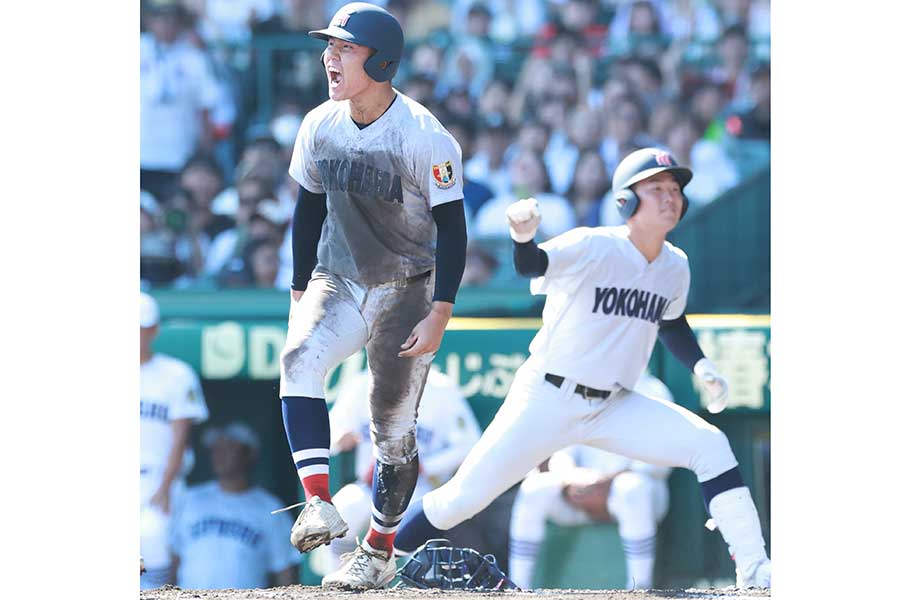 6回、池田聖摩の適時打で生還し吠える横浜の小野舜友（左）【写真：産経新聞社】