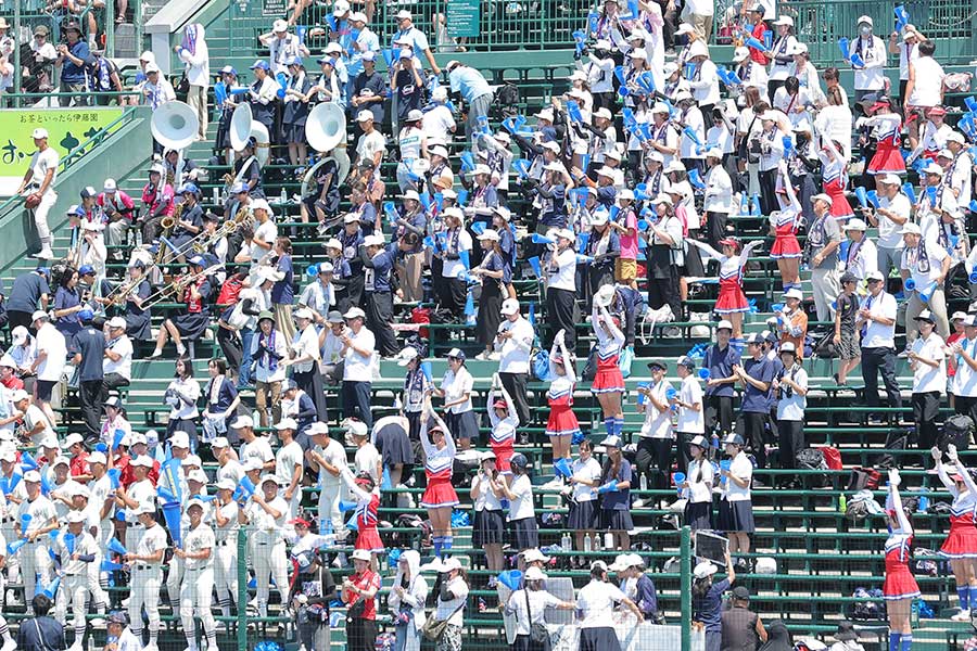 関東第一戦で応援を奏でる日大三アルプス【写真：産経新聞社】