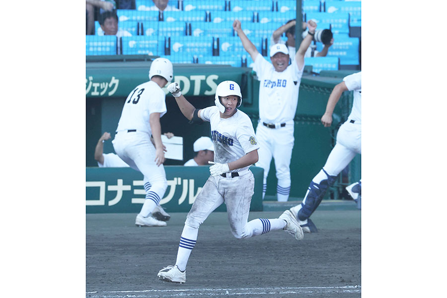 サヨナラ適時打を放った県岐阜商の坂口路歩【写真：産経新聞社】
