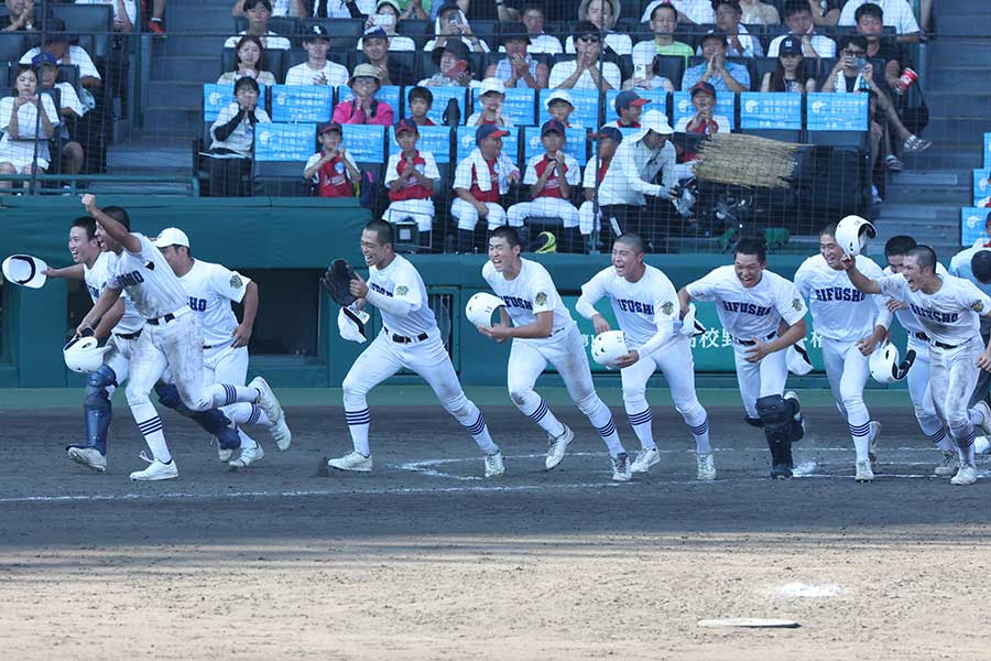 横浜をサヨナラで破り、4強進出を決めた県岐阜商ナイン【写真：産経新聞社】