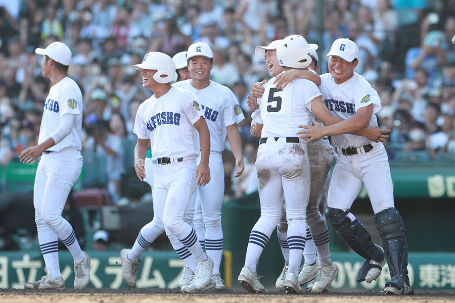 横浜（神奈川）に勝利し抱き合う県岐阜商（岐阜）ナイン【写真：産経新聞社】
