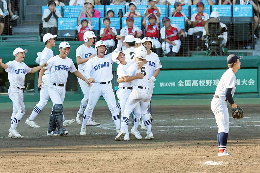 サヨナラ勝利で歓喜する県岐阜商ナイン（左）とマウンド上で動けない横浜の奥村頼人【写真：スポーツ報知/アフロ】
