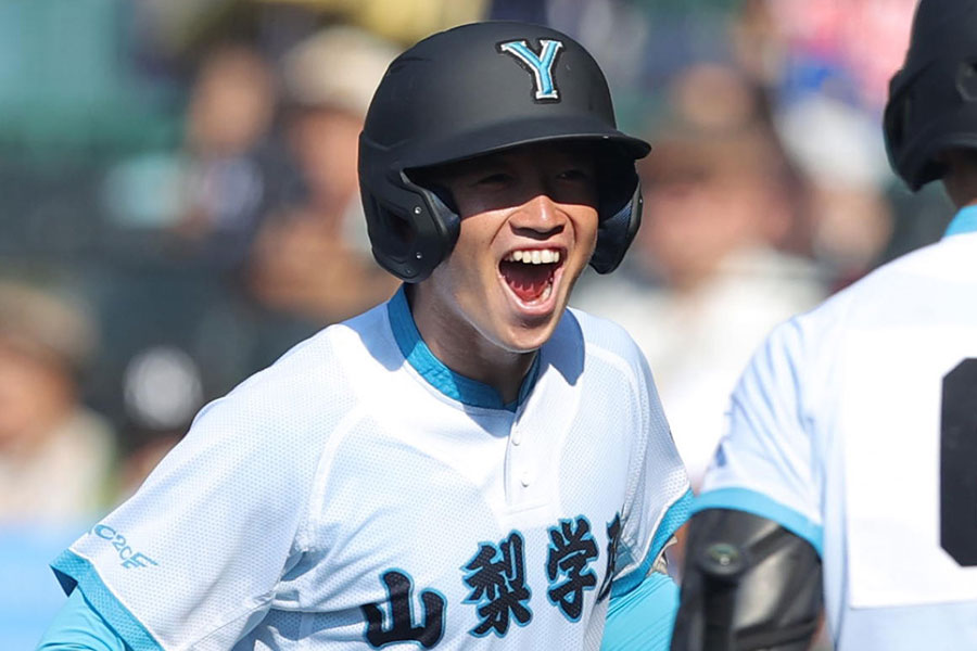 2回に本塁打を放った山梨学院の横山悠【写真：産経新聞社】