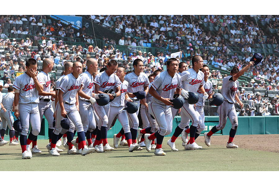 山梨学院に敗れ涙を流す京都国際ナイン【写真：産経新聞社】