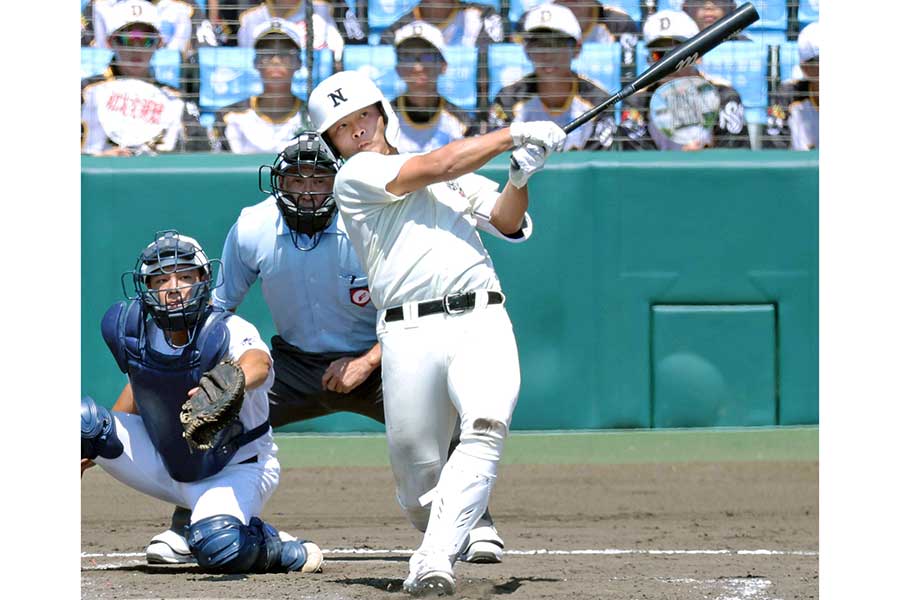 関東第一戦で5回に豪快アーチを放った日大三の田中諒【写真：スポーツ報知/アフロ】