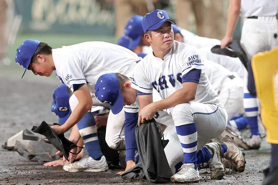 日大三に敗れ、甲子園の土を拾う豊橋中央ナイン【写真:スポーツ報知/アフロ】