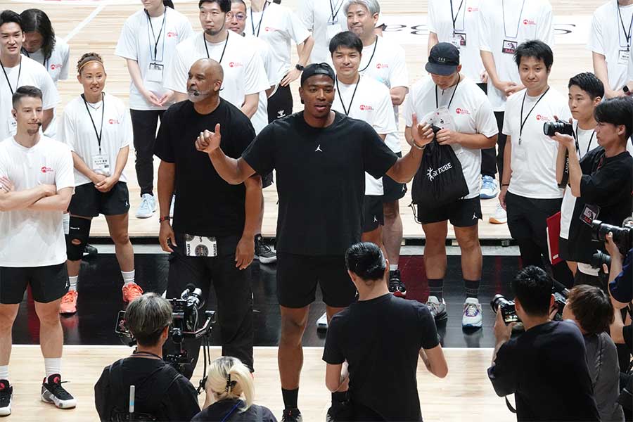 中高生153人に熱血指導した八村塁とフィル・ハンディコーチ（中央左）【写真：鉾久真大】