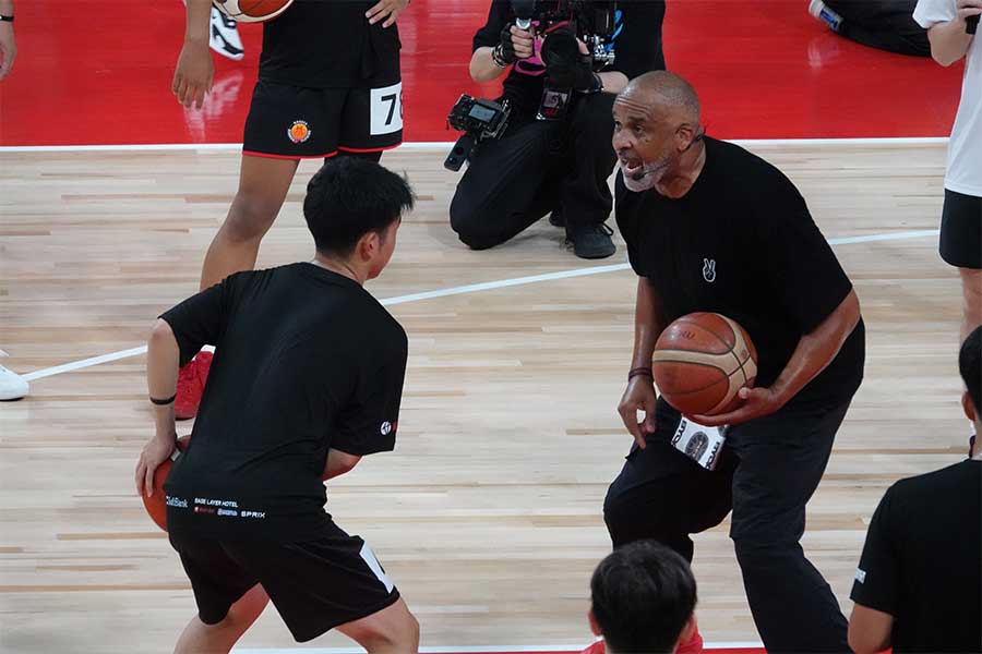 汗だくになりながら選手にアドバイスを送るハンディコーチ（右）【写真：鉾久真大】