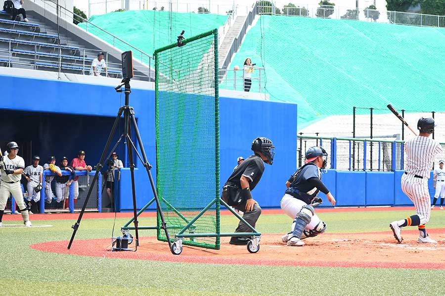 ホームベースの後ろに設置された測定機器「TRACKMAN」【写真：長嶺真輝】