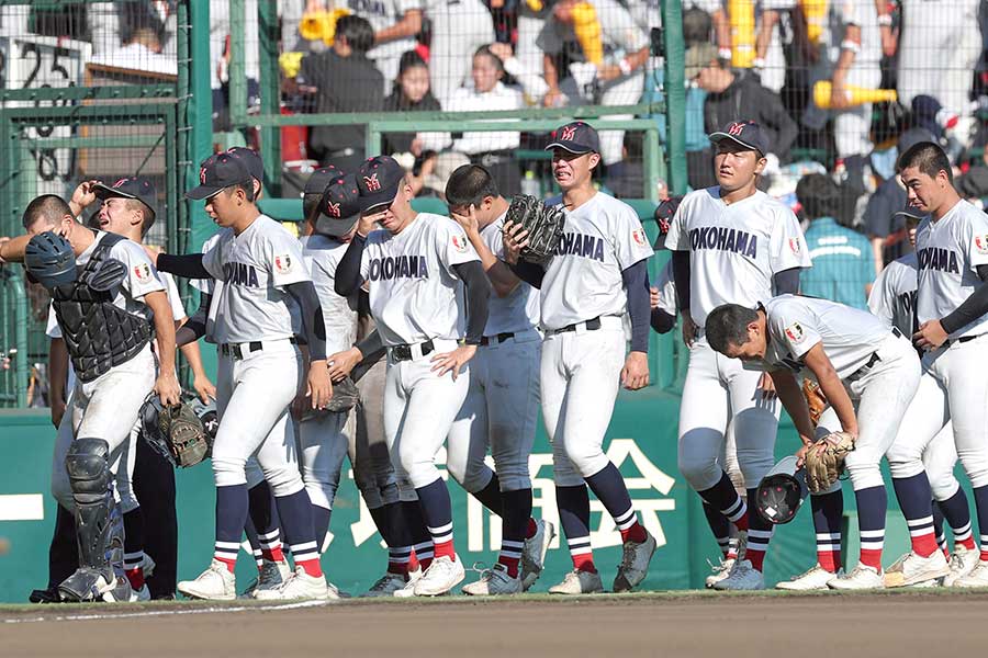 県岐阜商に敗れ、涙を流す横浜ナイン【写真：スポーツ報知/アフロ】