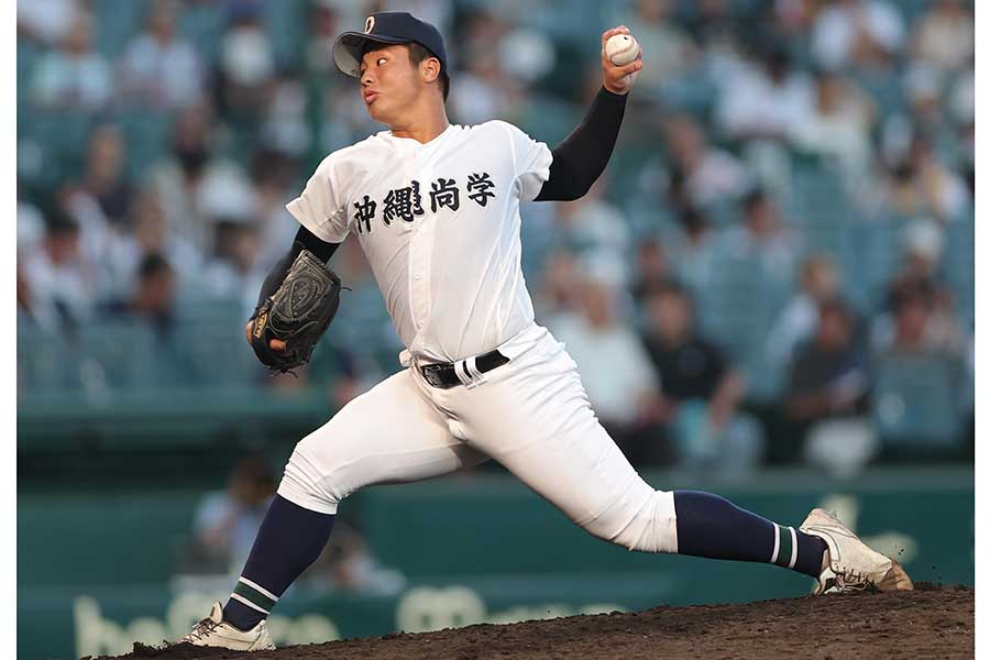 東洋大姫路戦で登板した沖縄尚学の末吉良丞【写真:産経新聞社】