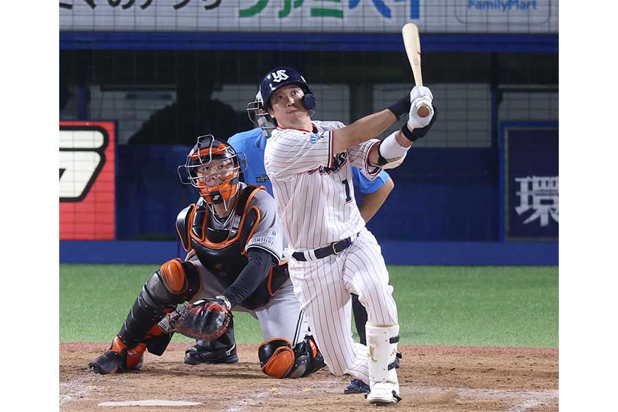 巨人戦で勝ち越しの8号2ランを放つヤクルト山田哲人【写真:産経新聞社】