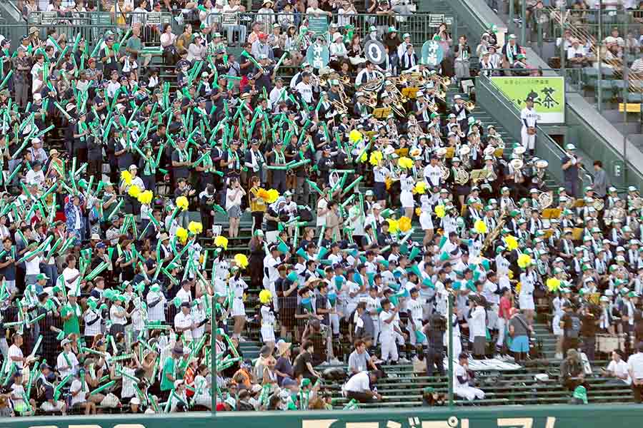 沖縄尚学のアルプススタンド【写真：スポーツ報知/アフロ】