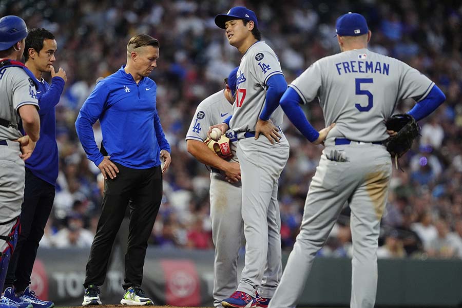 ロッキーズ戦で打球が脚に直撃し、マウンドで顔をゆがめるドジャース大谷翔平【写真：ロイター】