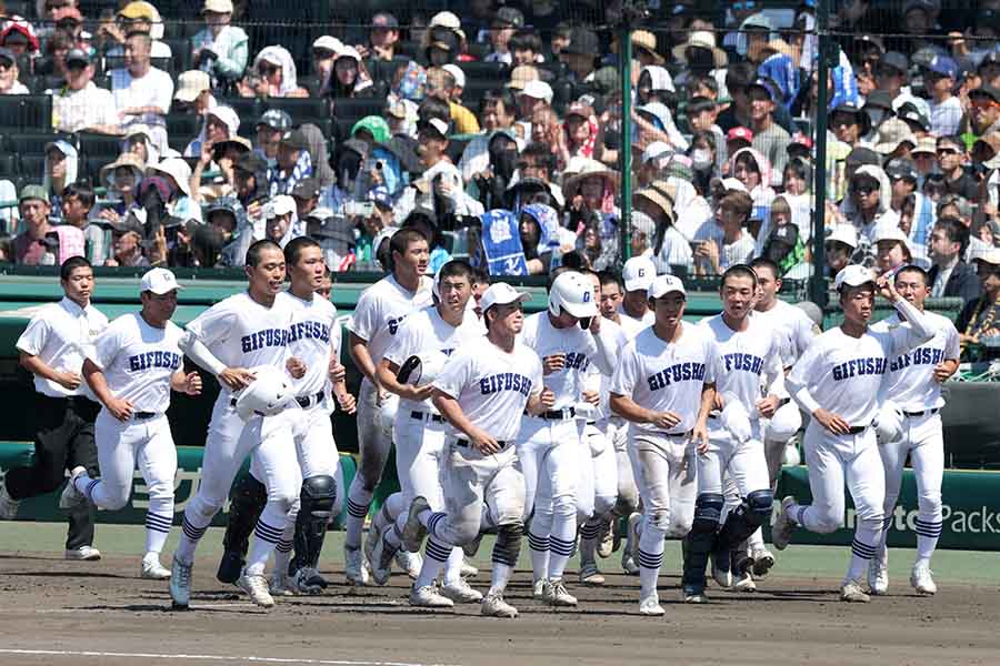 決勝進出を逃し、スタンドに挨拶に向かう県岐阜商の選手たち【写真：スポーツ報知/アフロ】
