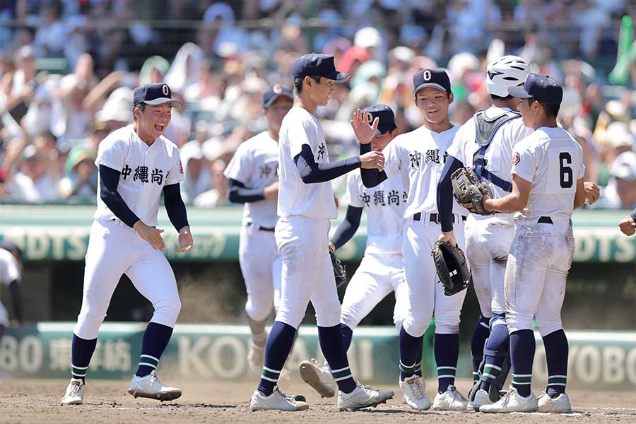 甲子園準決勝、山梨学院に勝利した沖縄尚学【写真：スポーツ報知/アフロ】