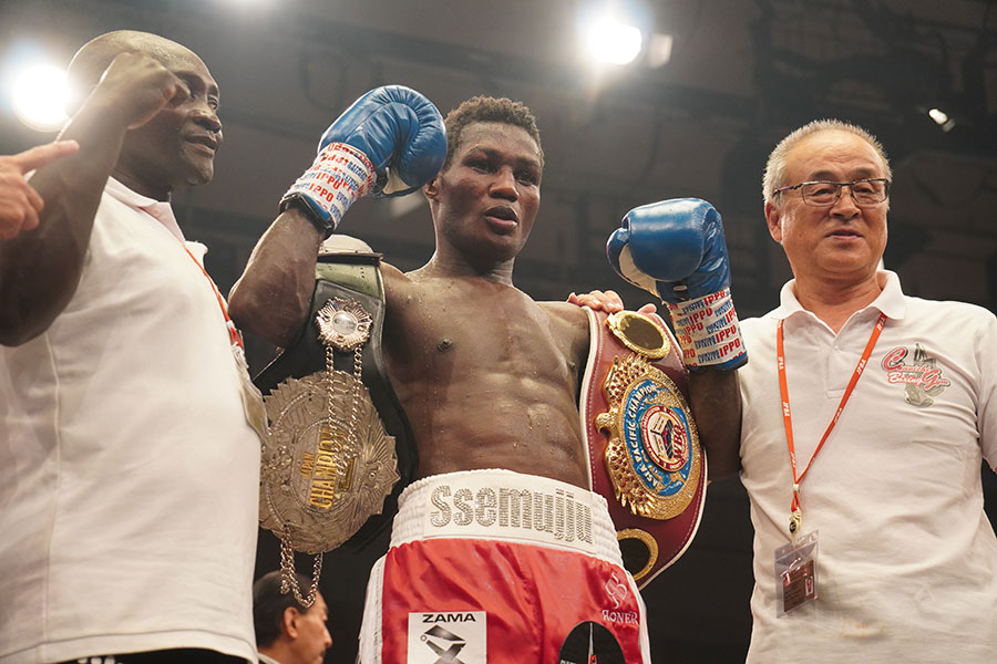 日本王座とアジア王座を獲得したセムジュ・デビッド(中央)【写真:澤田直人】