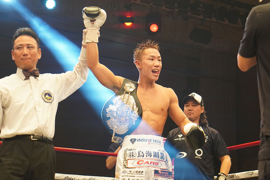 津川龍也にTKO勝ちした石井渡士也【写真:澤田直人】